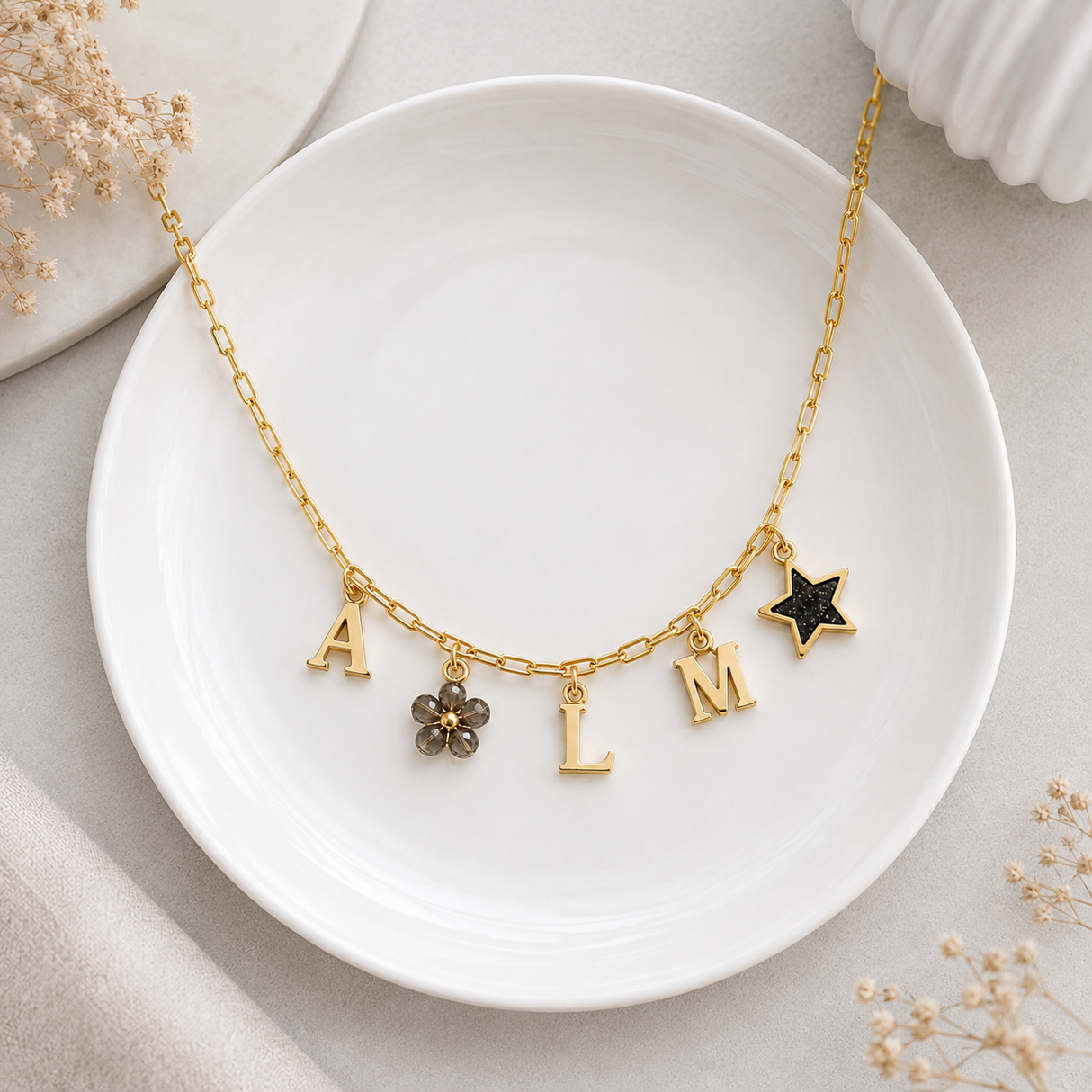 Collier Personnalisé à Charms – Initiales & Pendentifs au Choix