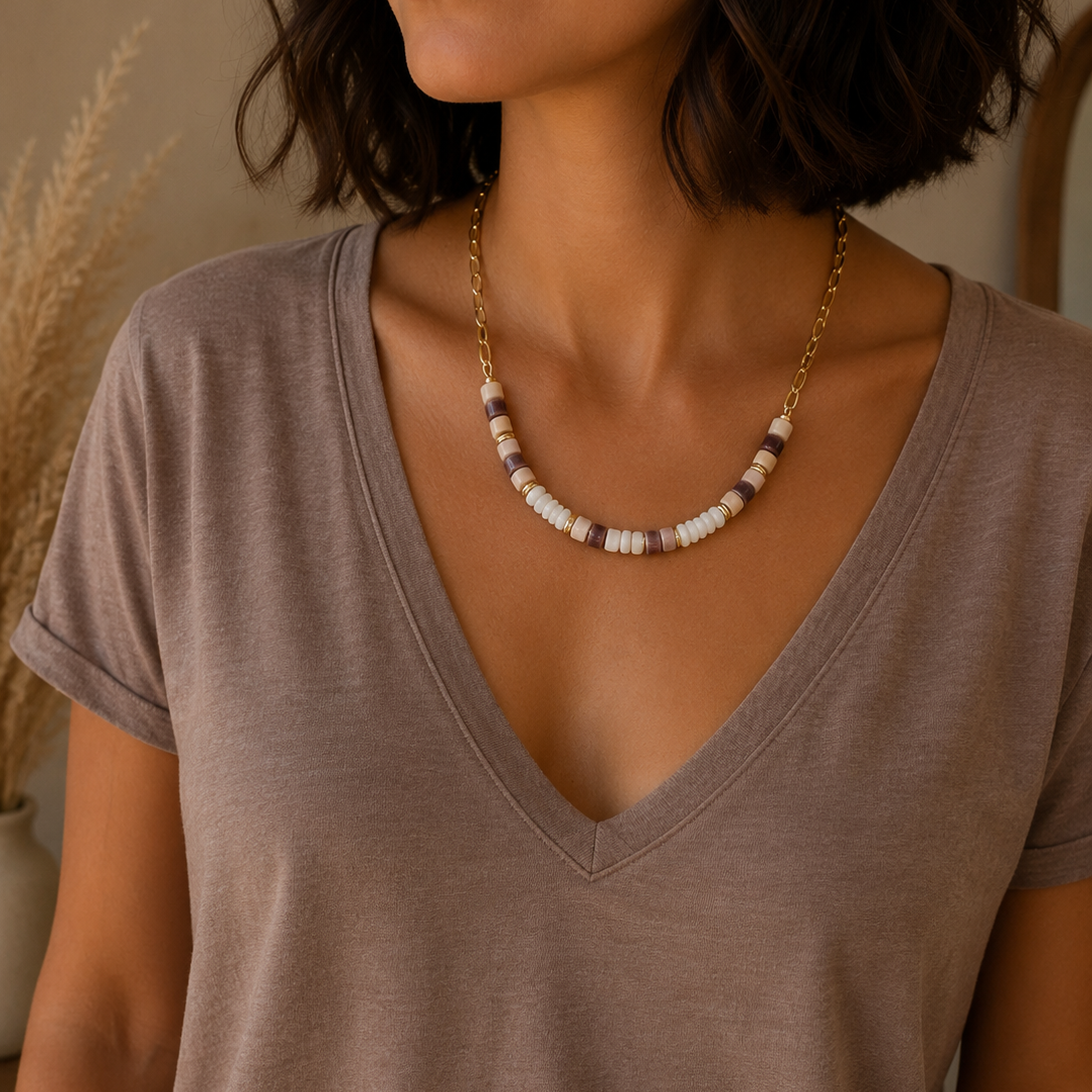 Collier en maille avec perles coquillages et céramiques