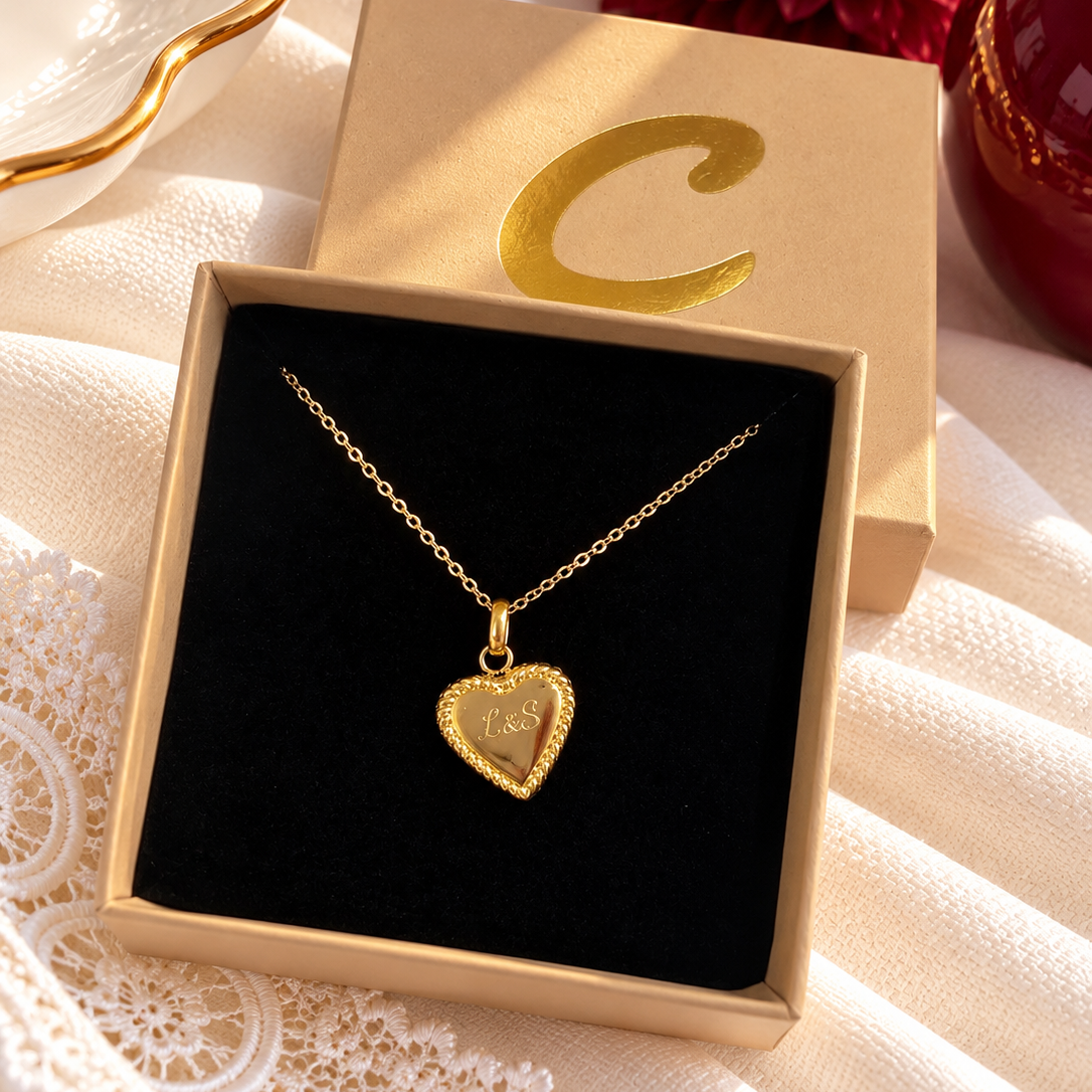Collier personnalisé avec médaille petit cœur martelée et gravée