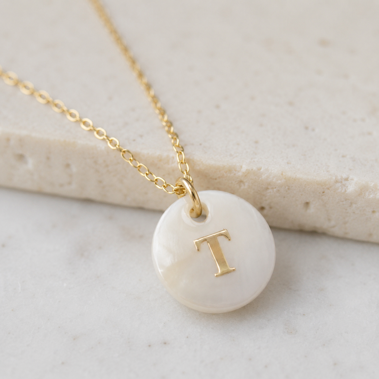Collier personnalisé lettre nacre gravée  en acier inoxydable