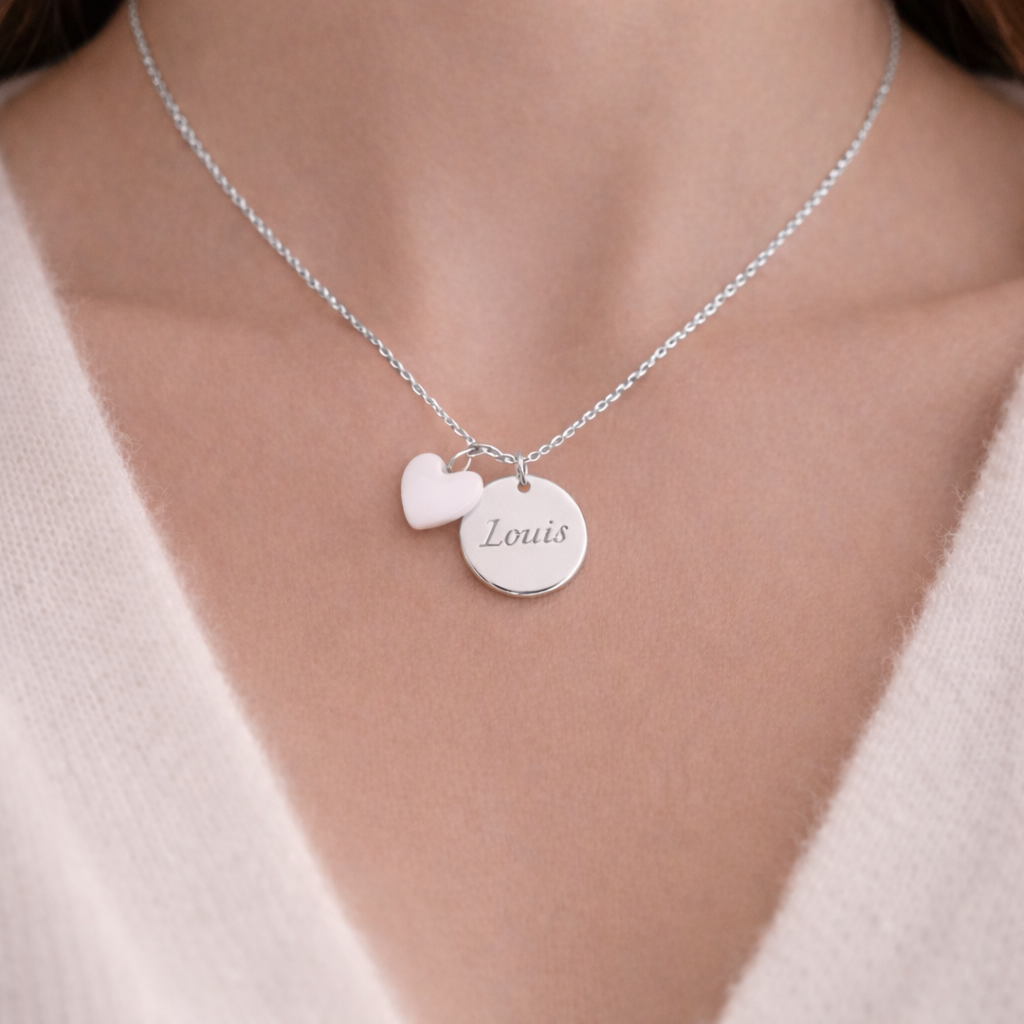 Collier personnalisé médaille gravée coeur nacre