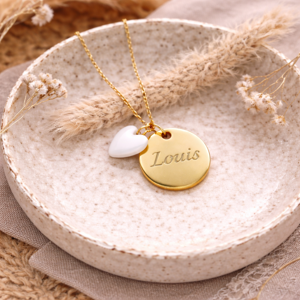 Collier personnalisé médaille gravée coeur nacre
