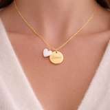 Collier personnalisé médaille gravée coeur nacre