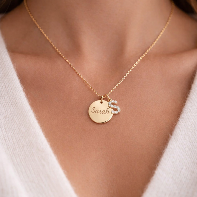 Collier personnalisé médaille gravée lettre strass initiale