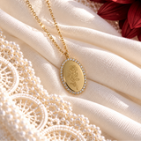 Collier personnalisé médaille gravée ovale strass