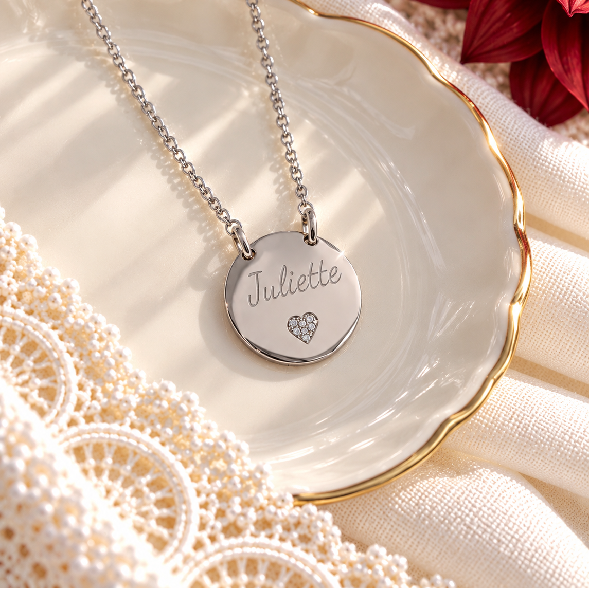 Collier personnalisé médaille gravée petit coeur strass