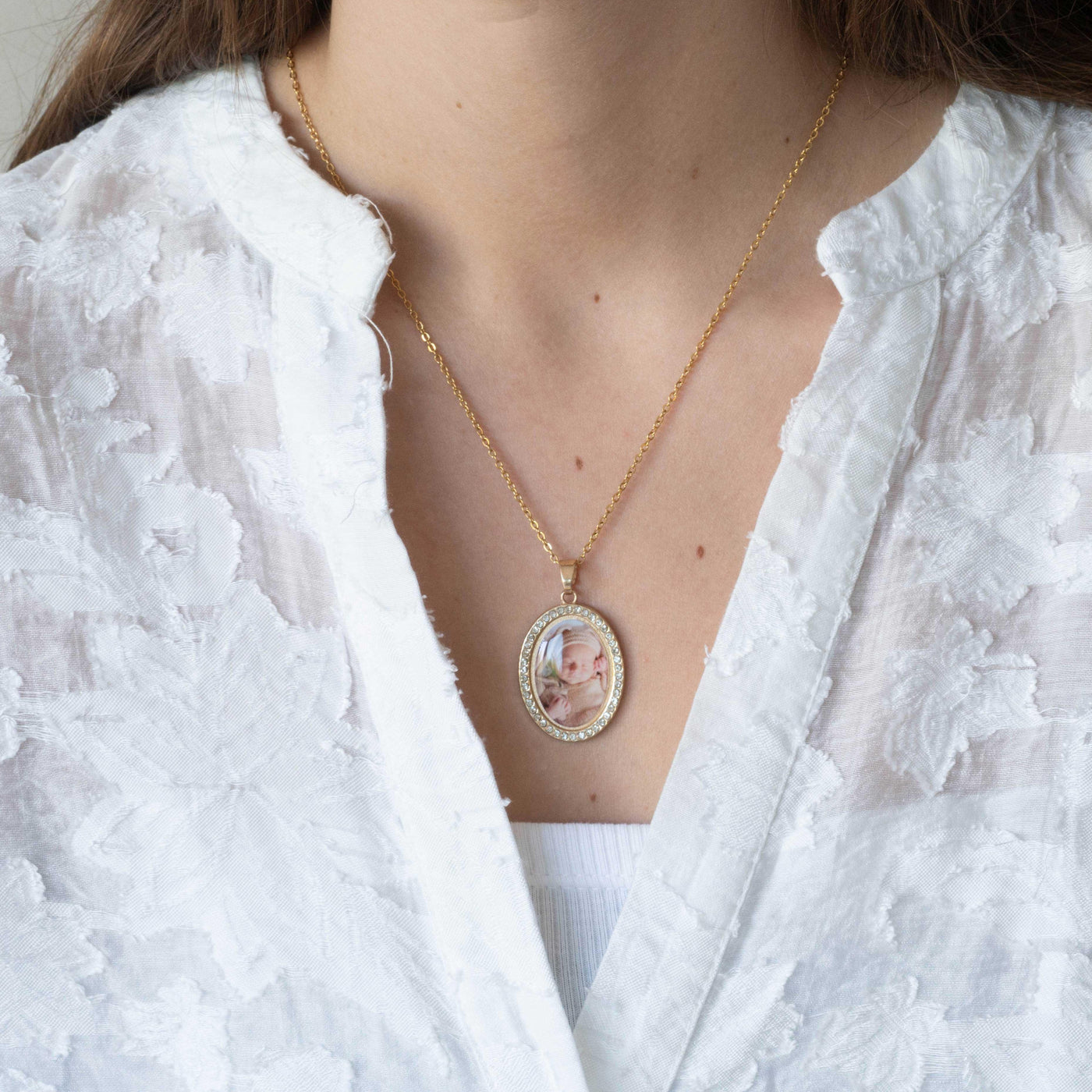 Collier or photo médaillon ovale strass