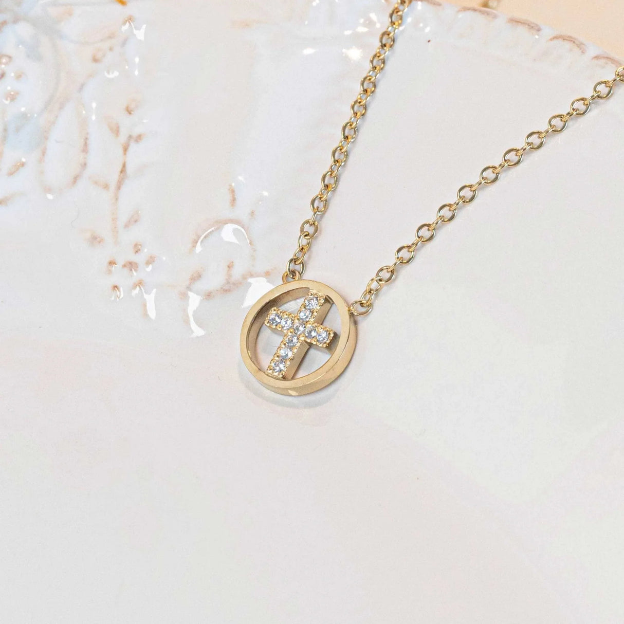 Collier petite croix or chrétienne strass femme avec cercle acier inoxydable