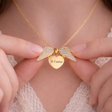 Collier personnalisé médaille gravée ailes d'ange strass