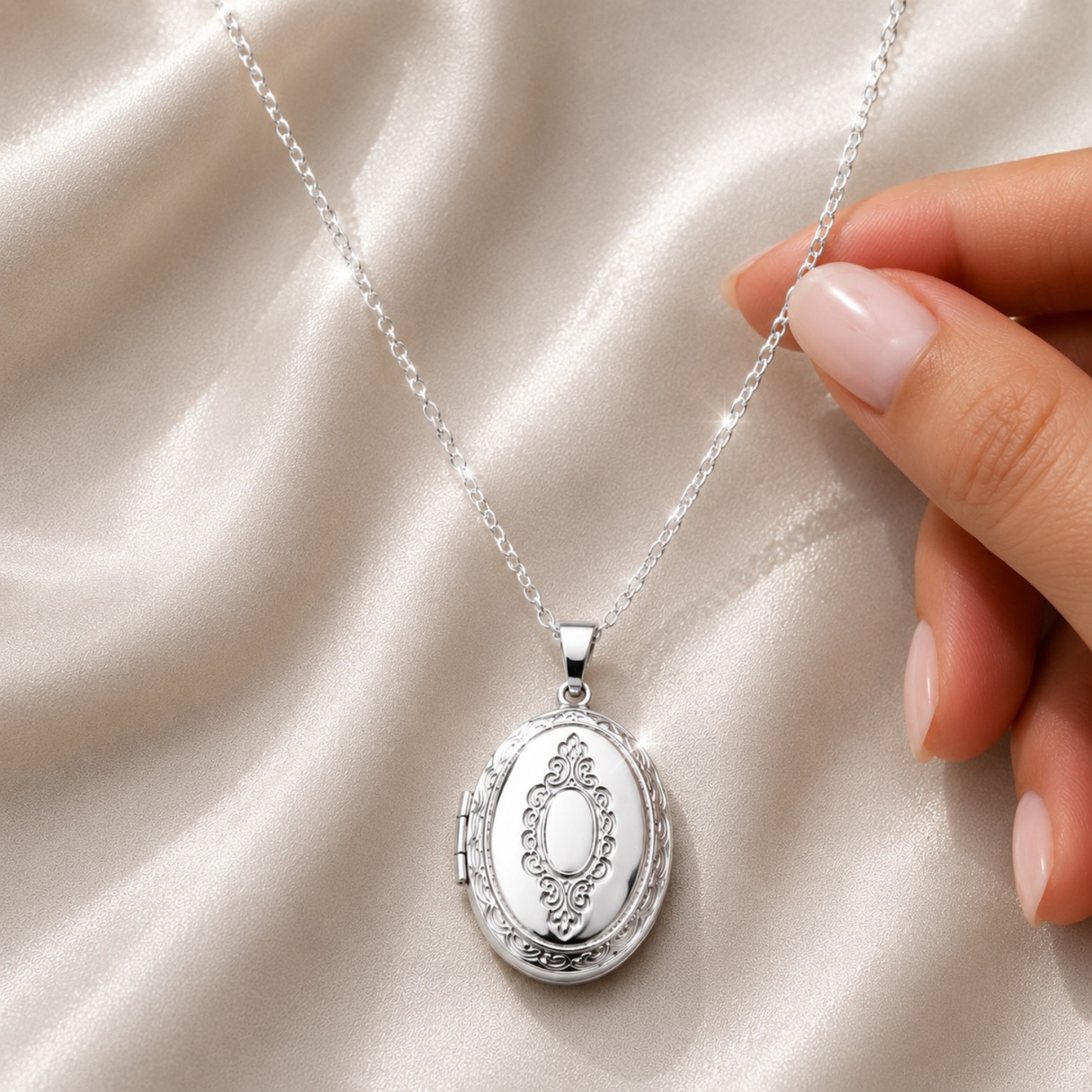 Collier photo personnalisé médaillon ovale motif gravé acier inoxydable