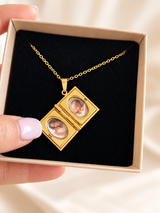 Collier photo personnalisé médaillon forme livre à graver