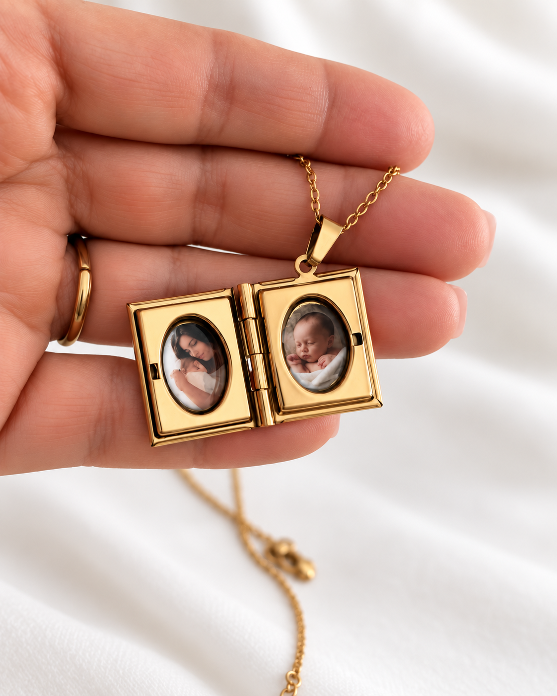 Collier photo personnalisé médaillon forme livre à graver