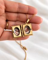Collier photo personnalisé médaillon forme livre à graver