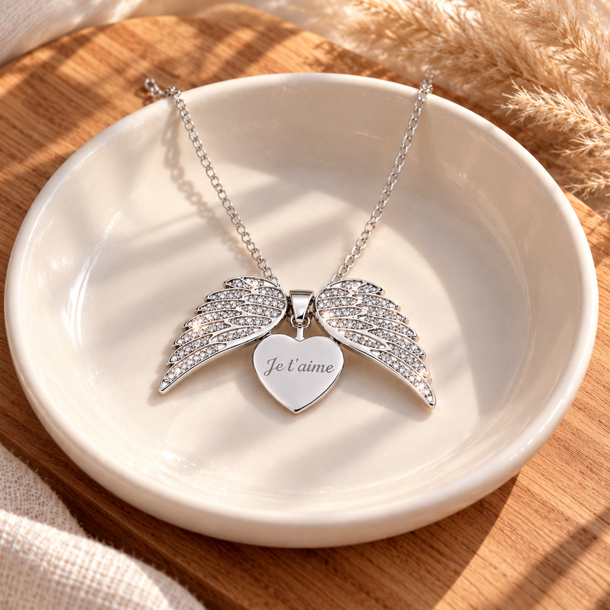 Collier personnalisé médaille gravée ailes d'ange strass