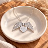 Collier personnalisé médaille gravée ailes d'ange strass
