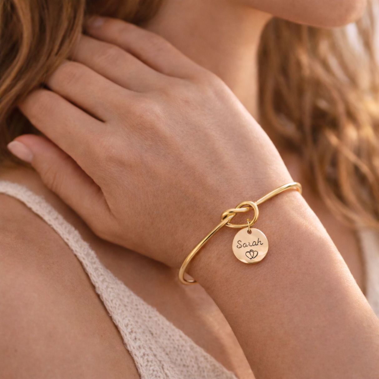 Bracelet jonc personnalisé médaille gravée breloque nacre