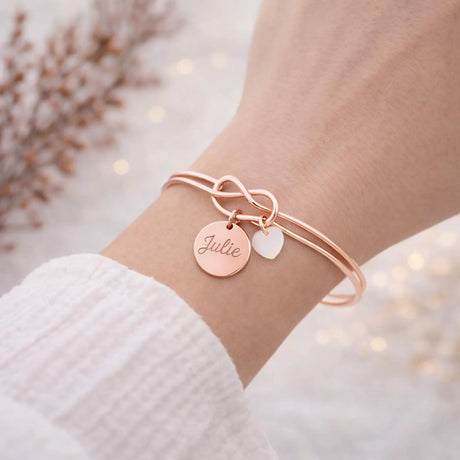 Bracelet jonc personnalisé médaille gravée breloque nacre