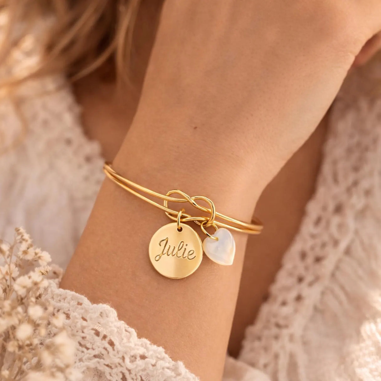 Bracelet jonc personnalisé médaille gravée breloque nacre