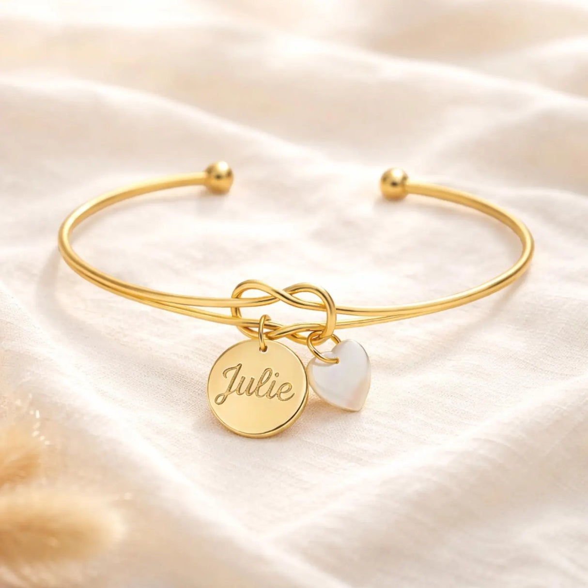 Bracelet jonc personnalisé médaille gravée breloque nacre