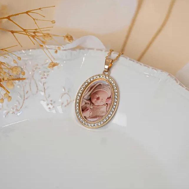 Collier or photo médaillon ovale strass