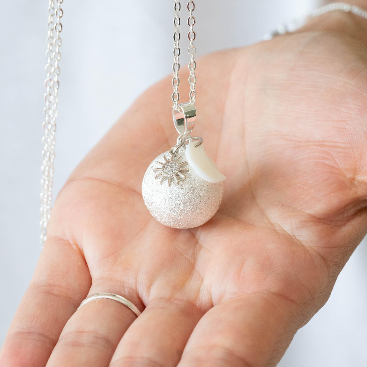 Bola de grossesse sablé argent breloques soleil zircon et lune nacre | Creabibenval