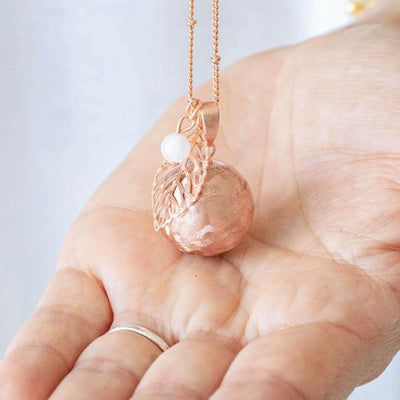 Bola de grossesse brossé or rose breloque feuille perle quartz rose | Creabibenval